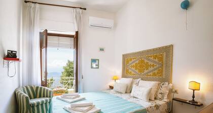 Explorer's room, cozy B&B Art Studio with watercolor lessos