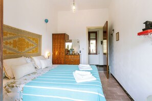 Iron/ironing board, internet, bed sheets - Explorer's room, cozy B&B Art Studio with watercolor lessos (Baunei)