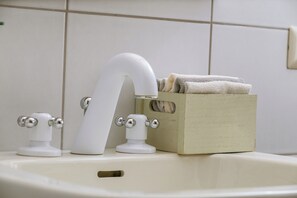 Shower, hair dryer, bidet, towels - Explorer's room, cozy B&B Art Studio with watercolor lessos (Baunei)