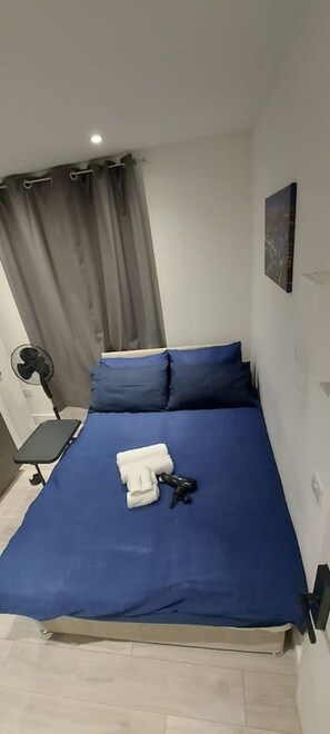 Iron/ironing board, WiFi, bed sheets - Flat w/ full bathroom + kitchen (Greater London)
