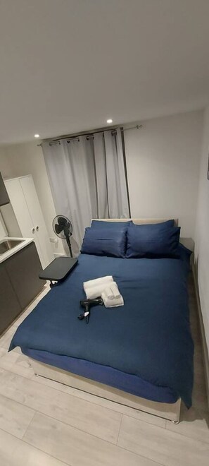 Iron/ironing board, WiFi, bed sheets - Flat w/ full bathroom + kitchen (Greater London)