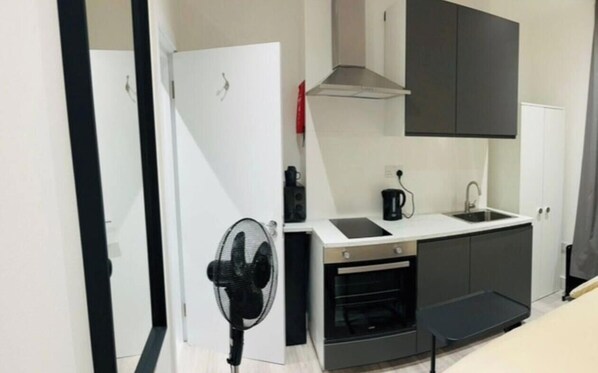 Fridge, microwave, oven, stovetop - Flat w/ full bathroom + kitchen (Greater London)