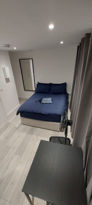 Iron/ironing board, WiFi, bed sheets - Flat with Bathroom and Kitchen (Greater London)