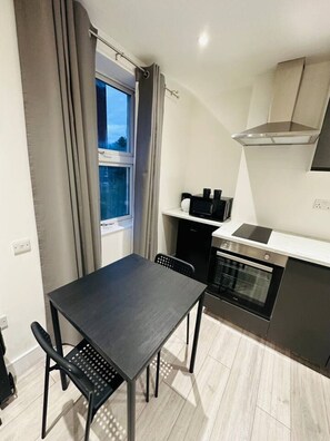 Fridge, microwave, oven, stovetop - Flat with Bathroom and Kitchen (Greater London)