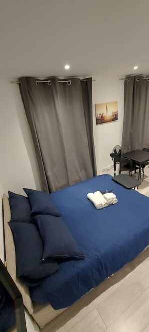 Iron/ironing board, WiFi, bed sheets - Flat with Bathroom and Kitchen (Greater London)