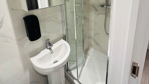 Bathroom - Flat with Bathroom and Kitchen (Greater London)