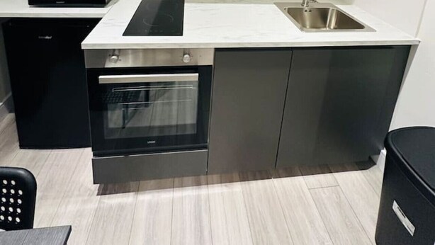 Private kitchen - Flat with Bathroom and Kitchen (Greater London)