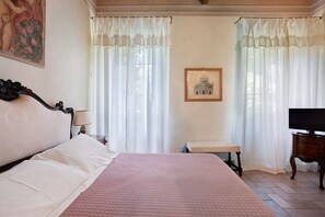 1 bedroom, WiFi, bed sheets - Room 'Villa Lombardi - Room 5' with Shared Pool, Wi-Fi and Air Conditioning (Camaiore)