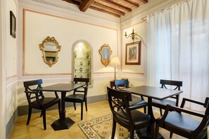 Dining - Room 'Villa Lombardi - Room 5' with Shared Pool, Wi-Fi and Air Conditioning (Camaiore)