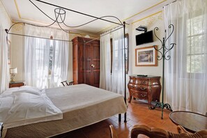 1 bedroom, WiFi, bed sheets - Room 'Villa Lombardi - Garden View' with Shared Pool, Garden, and Wi-Fi (Camaiore)