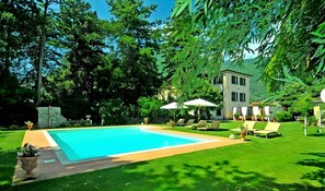 Pool - Room 'Villa Lombardi - Garden View' with Shared Pool, Garden, and Wi-Fi (Camaiore)