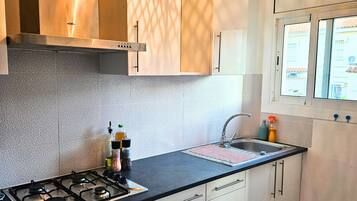 Een magnetron, een oven, een kookplaat, een vaatwasser