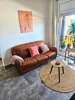 TV - Digital Nomad Apartment. 10min walk to the sea and all amenities. (L'Escala)