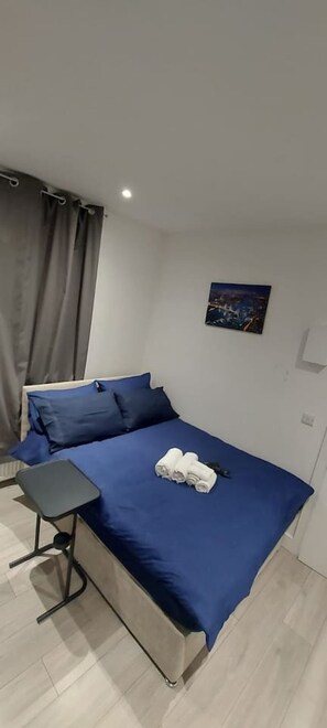 Iron/ironing board, WiFi, bed sheets - Studio w/ private kitchen & bath (Greater London)