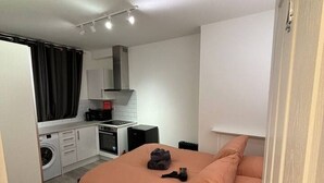 1 bedroom, iron/ironing board, WiFi, bed sheets - Room 5 minute Walk to Waterloo (Greater London)