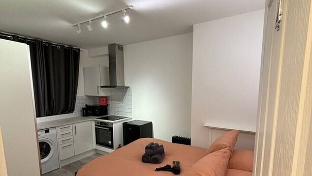 Unclassified image, 1 of 5, button - Room 5 minute Walk to Waterloo (Greater London)