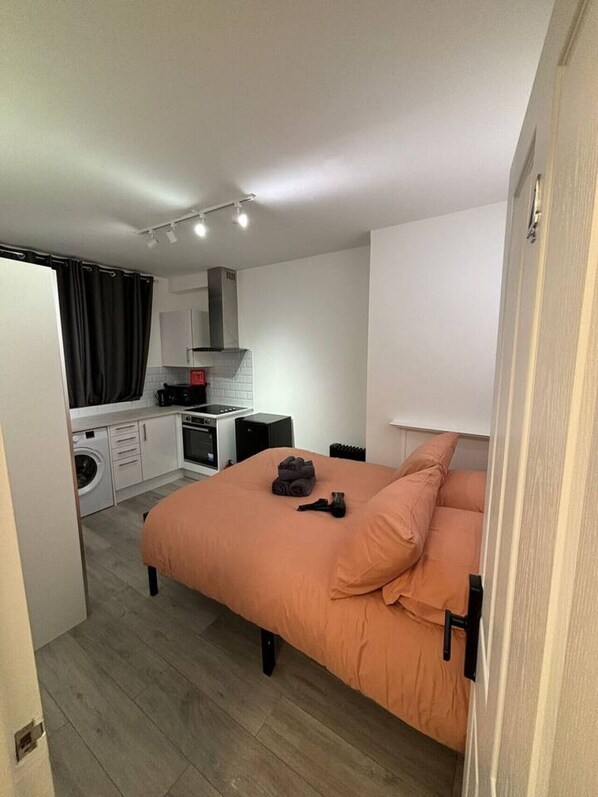 1 habitación, tabla de planchar con plancha, wifi y ropa de cama 