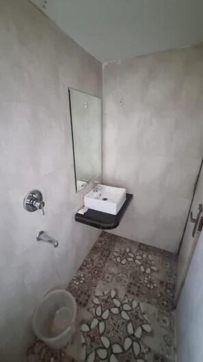 Basic Double Room | Bathroom | Shower, free toiletries, towels, toilet paper