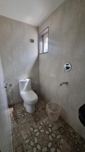 Basic Double Room | Bathroom | Shower, free toiletries, towels, toilet paper