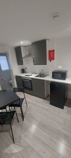 Frigorifero, microonde, forno, piano cottura