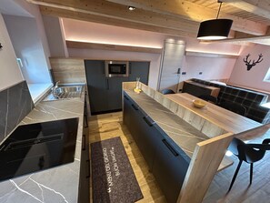 Fridge, microwave, stovetop, dishwasher - Apartment '1 Trilocale' with Mountain View, Balcony and Wi-Fi (Livigno)
