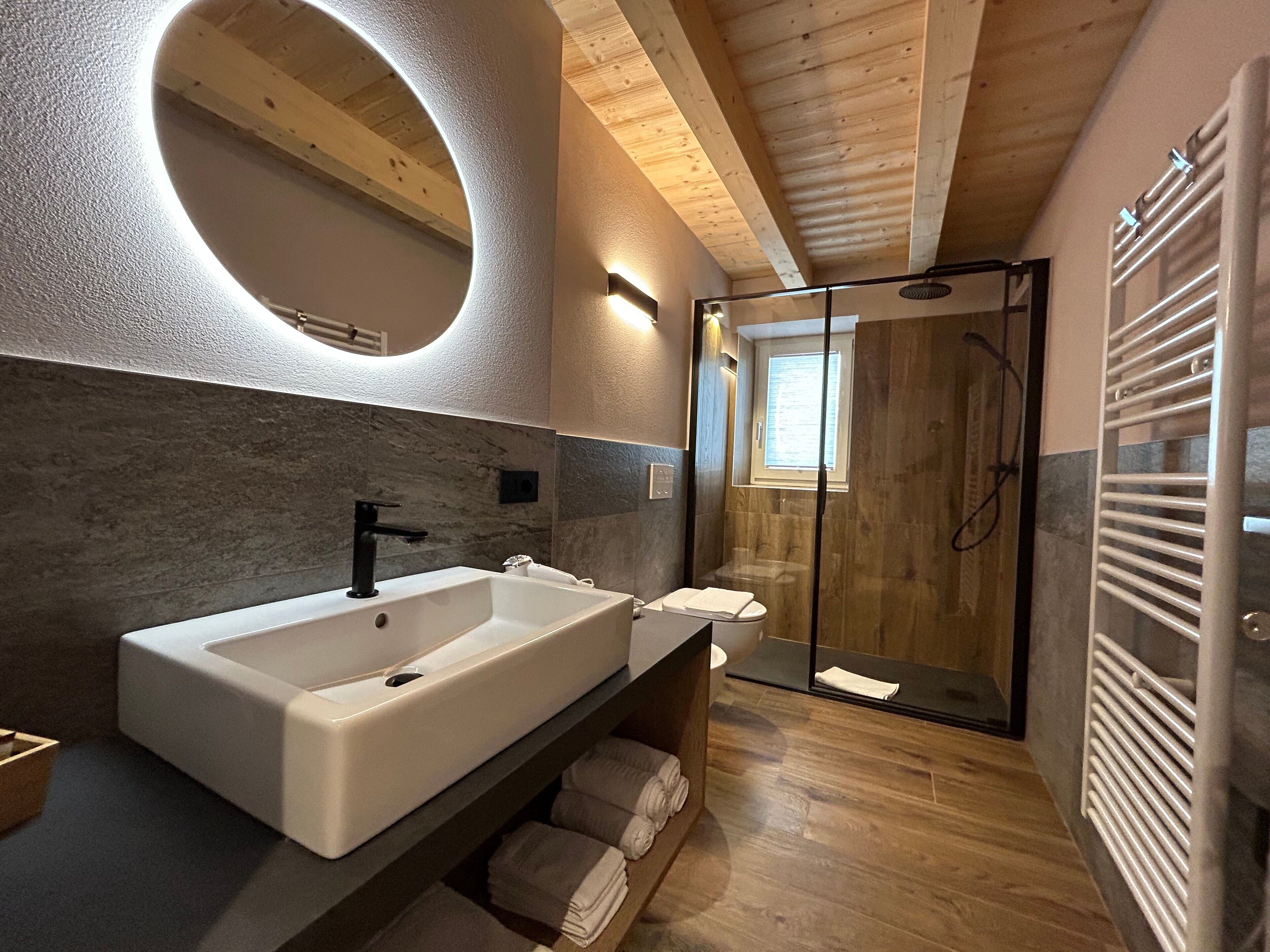 Een douche, een haardroger, handdoeken
