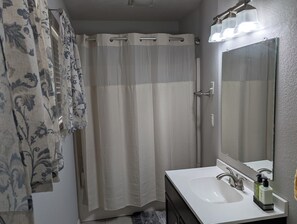 Shower, hair dryer, towels, soap - Spacious 4-bedroom house in delightful College Station close to Kyle Field (College Station)