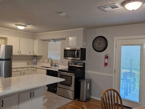 Private kitchen - Spacious 4-bedroom house in delightful College Station close to Kyle Field (College Station)