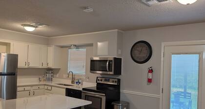 Spacious 4-bedroom house in delightful College Station close to Kyle Field