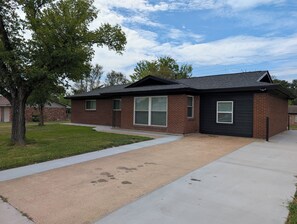 Unclassified image, 5 of 13, button - Spacious 4-bedroom house in delightful College Station close to Kyle Field (College Station)