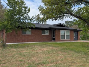 Exterior - Spacious 4-bedroom house in delightful College Station close to Kyle Field (College Station)