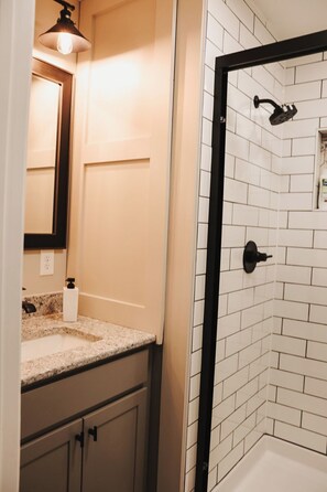 Douche, sèche-cheveux, serviettes fournies, savon