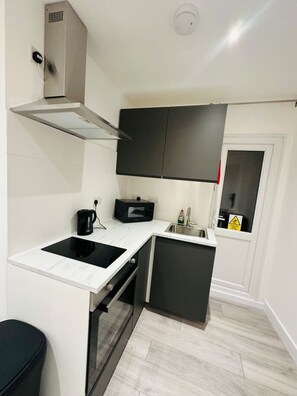 Fridge, microwave, oven, stovetop - Flat in London zone 1 and 2 (Greater London)