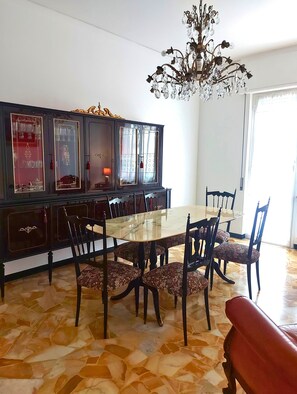 Dining - Cozy apartment in Genoa's Pegli village, just steps from the beaches. (Genova)
