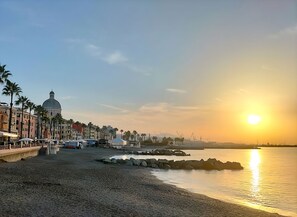 On the beach - Spacious house in Pegli, 3 minutes from the sea and 10 from the center of Genoa. (Genova)