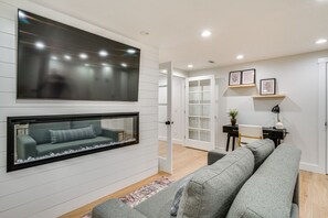 TV, fireplace, ping pong, books