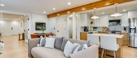 TV, fireplace, ping pong, books