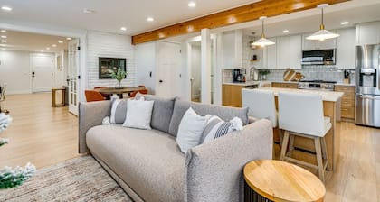 Luxury Mountain View Retreat w/ Pool & Hot tub