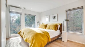 4 bedrooms, iron/ironing board, Internet, bed sheets - Classic Southampton Home, Heated Pool, Close to the Beach, Perfect for... (Southampton)