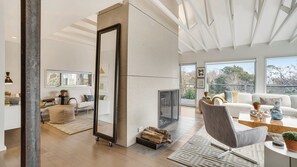Smart TV y chimenea 