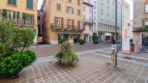 A street with buildings, a bank, and a café. - Suite Cavour (Brescia)