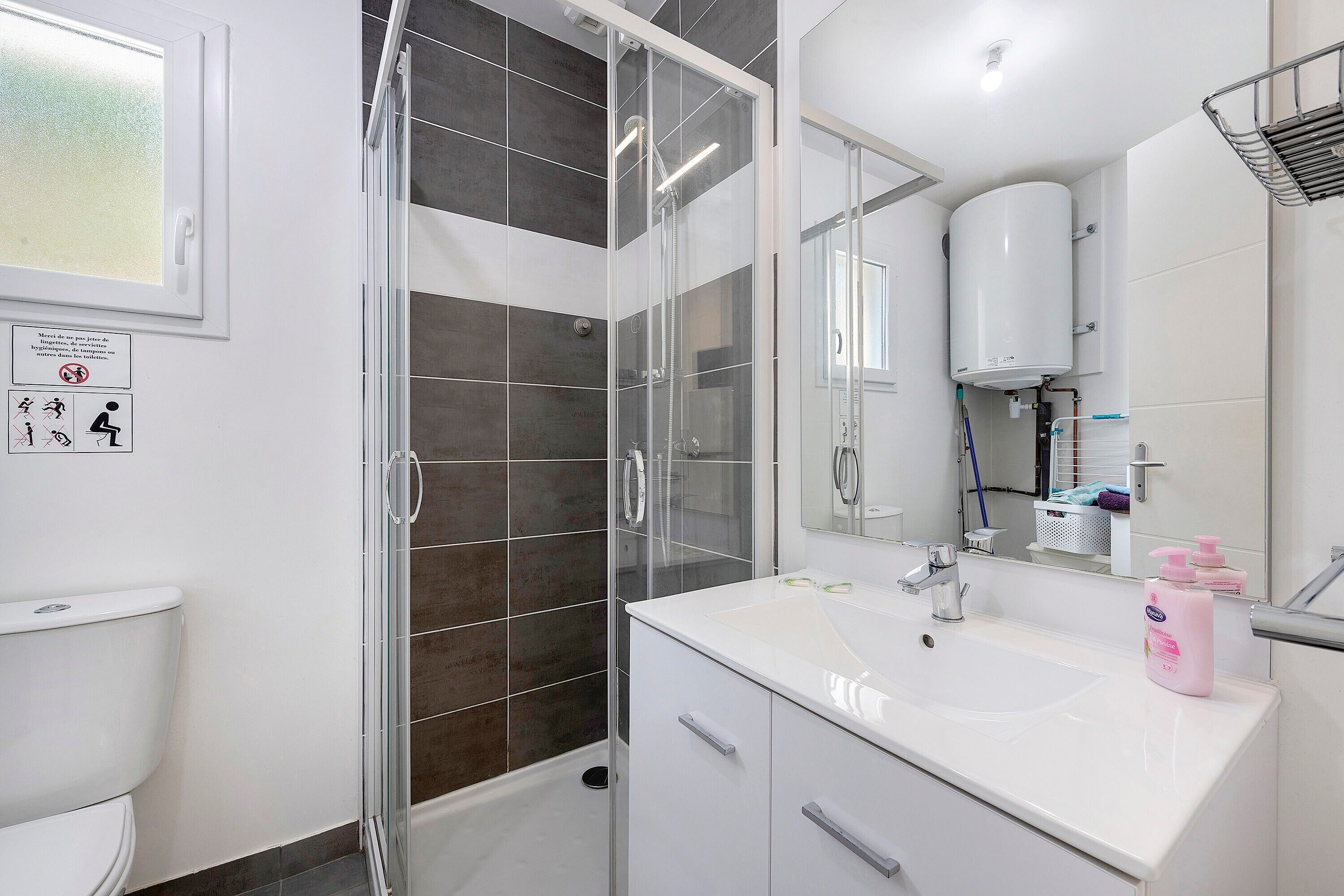 Shower, hair dryer, towels