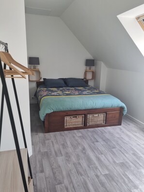 Silitysrauta/-lauta, Wi-Fi, vuodevaatteet