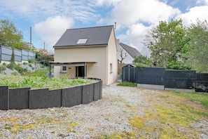 A single-story house with a sloped roof, a small porch, and a gravel driveway. - Le Fret: Between Nature and the Sea (Crozon)