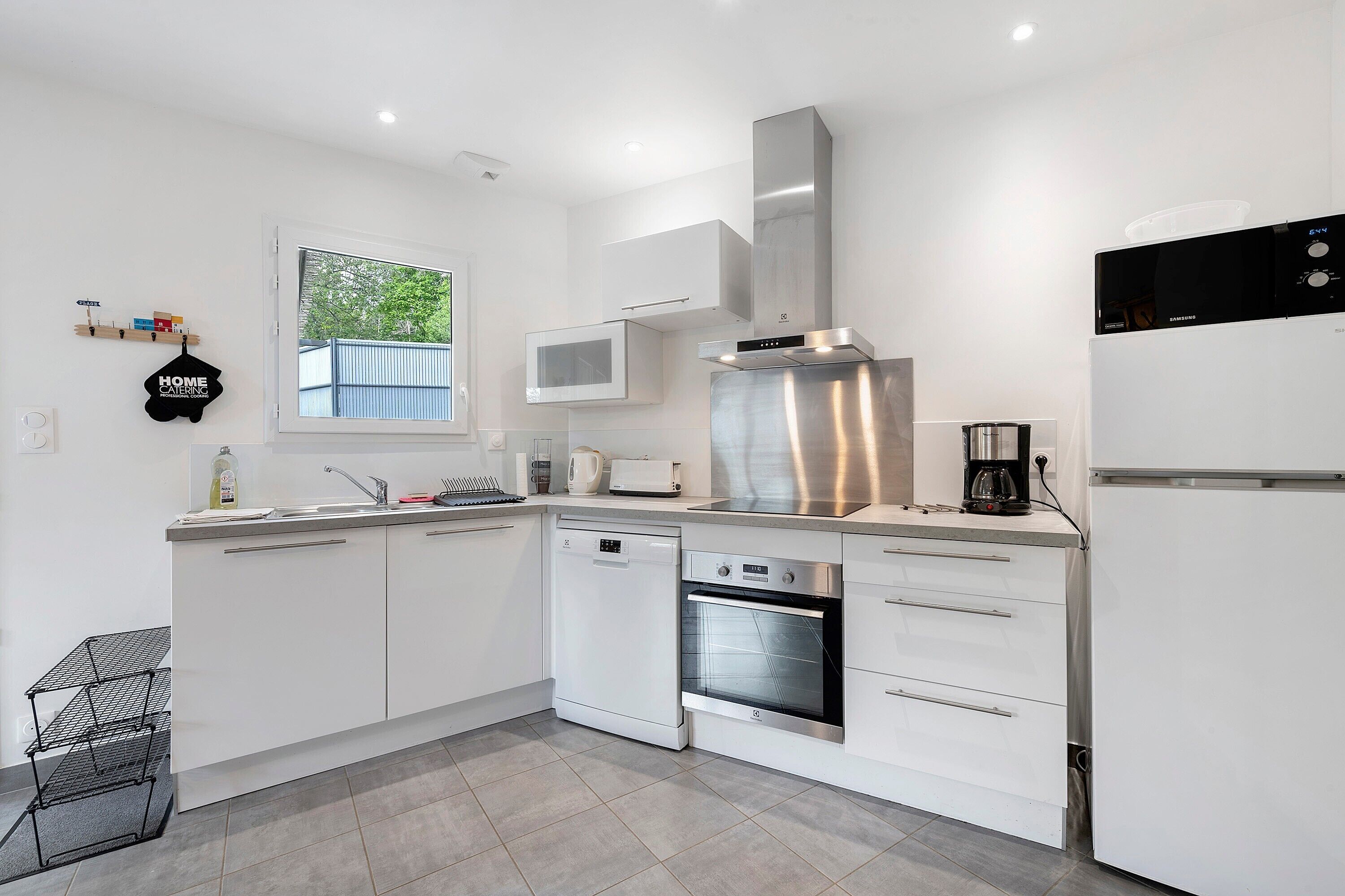 Køleskab, mikrobølgeovn, ovn, kogeplade