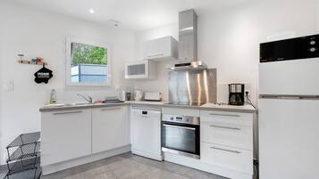 Køleskab, mikrobølgeovn, ovn, kogeplade