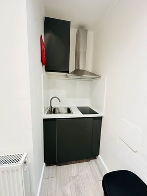 Fridge, microwave, stovetop, cookware/dishes/utensils - Central London Flat in Nine Elms (Greater London)