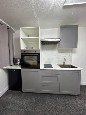 Fridge, microwave, cookware/dishes/utensils - Close to Oxford street studio (Greater London)