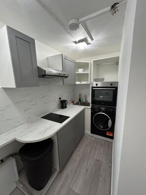 Fridge, microwave - Baker Street room moments away (Greater London)
