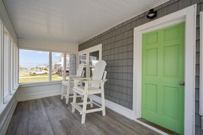 Terrace/patio - NEW Steps to Beach. Screened Porch. Pet Friendly (Oak Island)